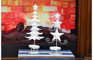 Detail von klassischen weißen Weihnachtsbaum-Kerzenhaltern aus Metall auf einer Holzbox
