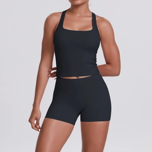 Ensemble short de yoga taille haute et brassière de sport dos nageur noir sur modèle