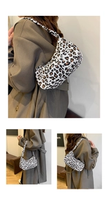 Détails du sac à bandoulière léopard montrant la texture et la tenue élégante sous le bras
