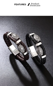 Gros plan de bracelets en cuir tressé noir et marron avec breloques en métal gravé