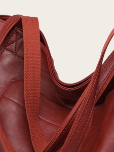 Détail du cabas en cuir PU matelassé rouge avec bandoulière tissée et texture chic