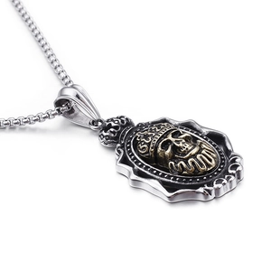 Collana gotica in acciaio al titanio con ciondolo a teschio bicolore e corona d'oro