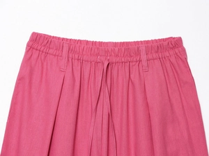 Pantalon en lin rose avec taille élastique et cordon de serrage réglable en détail