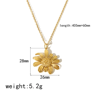 Collier avec pendentif marguerite en acier titane doré 18 carats et détails de taille