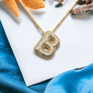 Détails du pendentif lettre B bulle en or 18 carats avec des zircons brillants incrustés