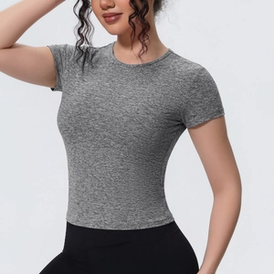 Détail du t-shirt de yoga gris respirant avec coupe ajustée et texture chinée sport