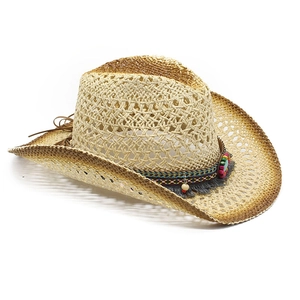 Vue détaillée du chapeau de cowboy en paille avec perles colorées, breloques et glands