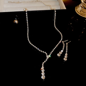 Parure collier et boucles d'oreilles géométriques argentées avec cristaux étincelants