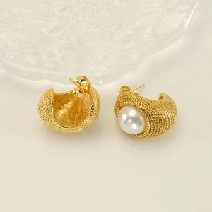 Boucles d'oreilles C en acier doré 18k avec surface texturée et perles blanches