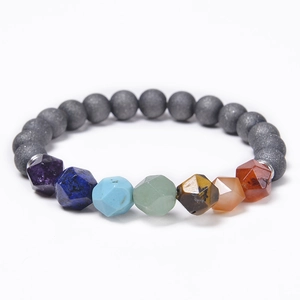 Detail von 8mm matten Natursteinperlen und facettierten 7-Chakra-Energiekristallen am Band
