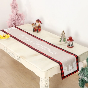 Détail du chemin de table de Noël à carreaux rouges et noirs avec motif élan et texte