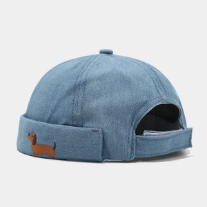 Bonnet docker rétro en denim bleu clair avec broderie de teckel et dos réglable