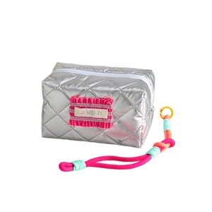 Trousse à cosmétiques matelassée argentée avec détails roses et poignée tressée