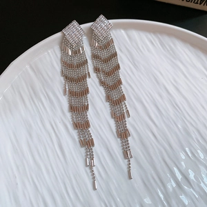 Boucles d'oreilles pampilles en argent avec strass brillants et franges en métal