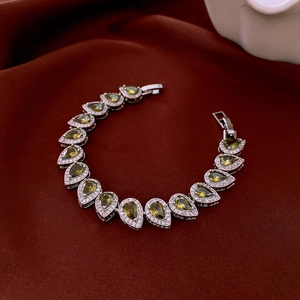 Vue détaillée des pierres de zircon vert olive en forme de poire sur le bracelet
