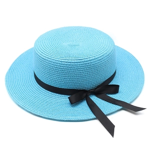 Chapeau de paille à sommet plat bleu clair avec ruban gros-grain noir et petit nœud