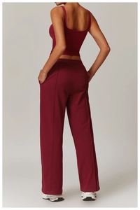 Vue de dos du débardeur de yoga bordeaux et du pantalon large avec poches latérales