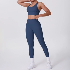 Détail du legging de yoga bleu marine à taille haute avec ceinture sans couture galbante