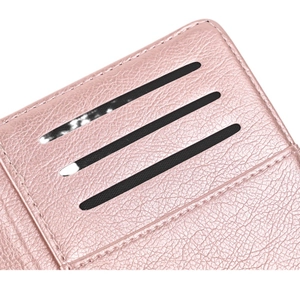 Interior de funda de pasaporte en cuero rosa con múltiples ranuras para tarjetas y textura