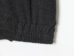 Nahaufnahme des dunkelgrauen Strickstoffs mit elastischem Saum und Textur