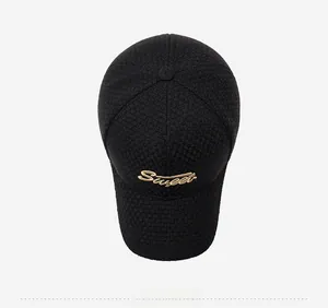 Détail de la casquette noire en maille à carreaux avec broderie Sweet dorée élégante