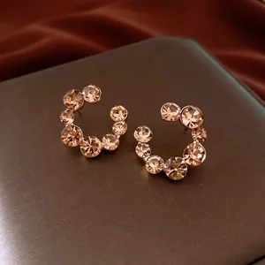 Boucles d'oreilles dorées en forme de C avec cristaux champagne étincelants pour femme
