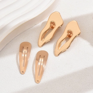 Detailansicht eines 4-teiligen Sets mit unregelmäßigen goldenen Metall-Haarspangen