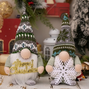 Leuchtende Weihnachtswichtel mit glühender Nase, Merry Christmas Schild und Schneeflocken