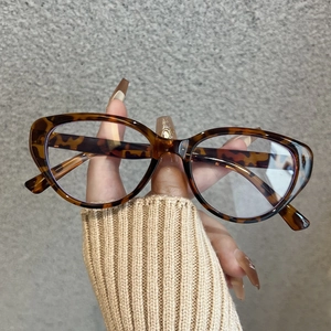 Detailaufnahme der Katzenaugen-Brille mit Schildpattmuster und Blaulichtfilter-Gläsern