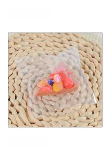 Détail d'un jouet de pizza aux fruits miniature dans son sachet plastique