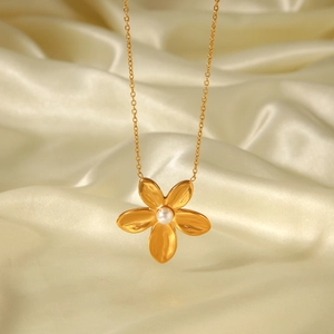 Detail von 18K Gold Edelstahl-Blumenanhänger mit Perle auf elegantem Seidenhintergrund