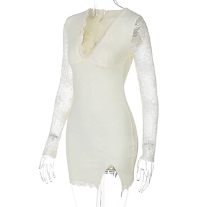 Detail eines weißen Spitzen-Minikleids mit Mesh-Patchwork und tiefem V-Ausschnitt