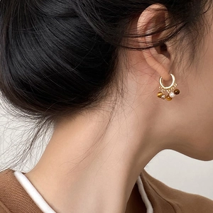 Boucles d'oreilles créoles plaquées or 18 carats avec œil de tigre et breloque perle