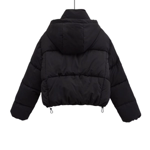 Rückansicht der schwarzen Kapuzen-Steppjacke mit horizontaler Steppung und Kordelzug am Saum