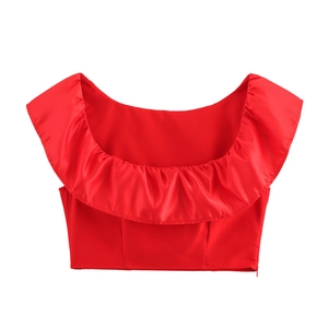 Ensemble deux pièces en satin rouge avec top à volants et jupe superposée