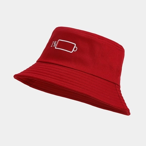 Détail d'un bob en coton rouge avec broderie batterie 1% sur le devant de la couronne
