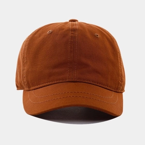 Dettaglio del cappellino da baseball in twill di cotone marrone con cuciture rinforzate