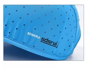 Détail des trous de ventilation laser et du tissu bleu à séchage rapide sur la casquette