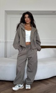 Détail de la taille élastique avec cordon de serrage du pantalon taupe ample