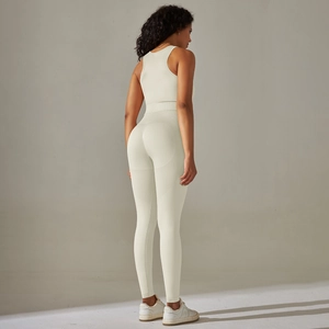 Vue arrière d'un ensemble de yoga blanc crème sans couture avec débardeur et legging taille haute