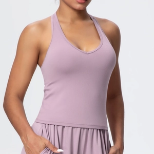 Dettaglio del top da yoga lavanda con scollo a V e spalline incrociate per sport e fitness