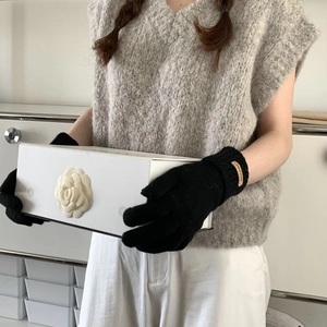 Gants d'hiver classiques en maille noire pour femmes avec un détail d'étiquette fait main