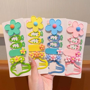 Gros plan sur des lots de barrettes pour enfants aux motifs de carottes et de fleurs