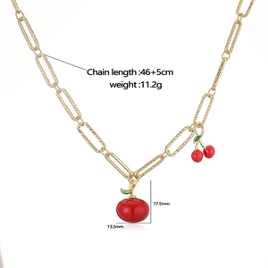 Detailansicht der roten Kirschen-Halskette mit goldener Kette und Größenangaben in mm