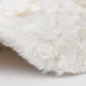 Nahaufnahme der weißen Teddy-Fleece-Struktur der warmen Winter-Baseballkappe