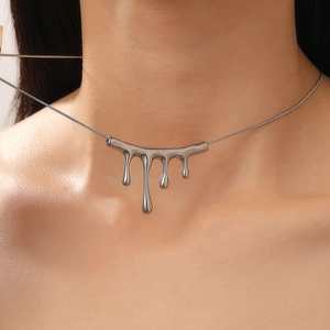 Collier avec pendentif goutte de lave liquide en acier inoxydable argenté sur mannequin