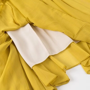 Elegantes gelbes Midikleid mit plissierter Chiffon-Textur und glattem weißem Innenfutter
