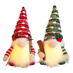 Gnomi di Natale luminosi con cappelli a maglia rossi e verdi e slitte in legno decorative