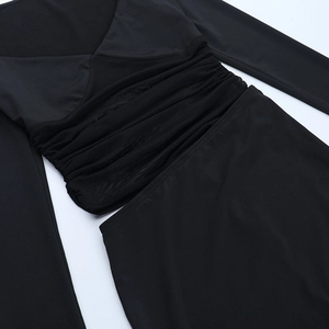 Gros plan sur le patchwork en mesh froncé et la texture plissée de la robe noire
