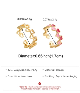 Dettaglio degli anelli a cuore in rame con gocce di olio rosa e misure delle dimensioni